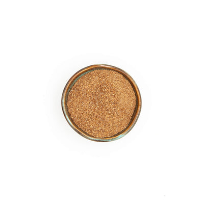 Bol de coriandre en poudre Épices Moralès vu du dessus, poudre brun clair pour currys, tajines et légumes rôtis.