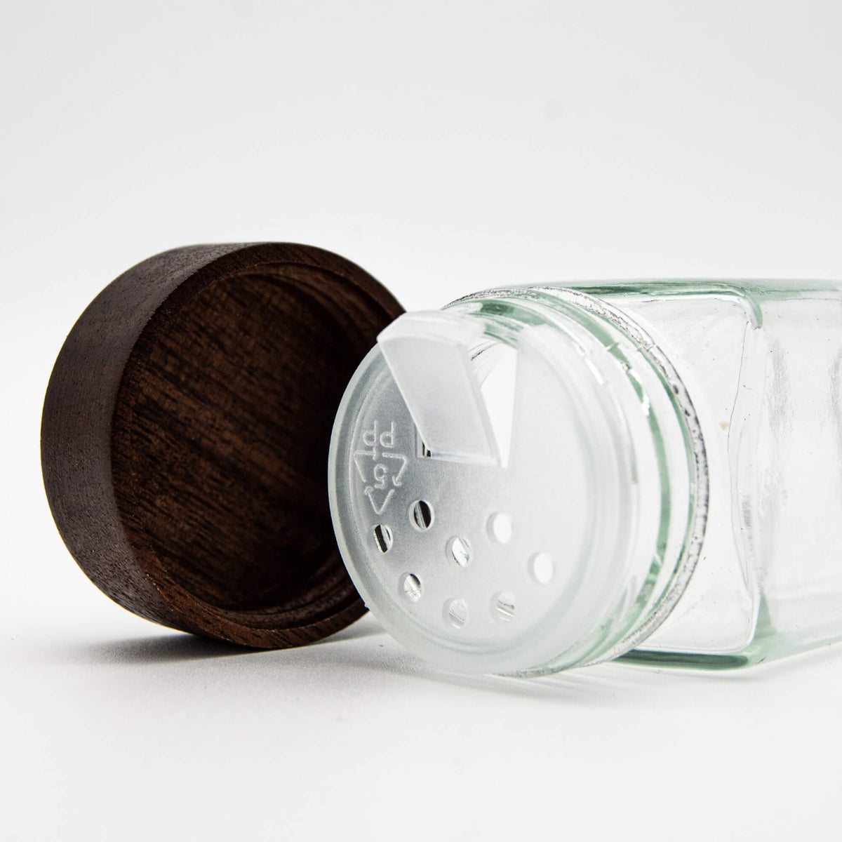 Détail de la fiole en verre Épices Moralès, bouchon en bois massif et doseur intégré pour saupoudrer avec précision.