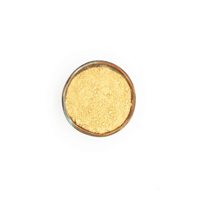 Bol de gingembre en poudre Épices Moralès vu du dessus, poudre jaune pâle pour biscuits, currys et boissons chaudes.