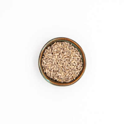 Bol de graines de tournesol Épices Moralès vu du dessus, amandes décortiquées à parsemer sur salades et pains.