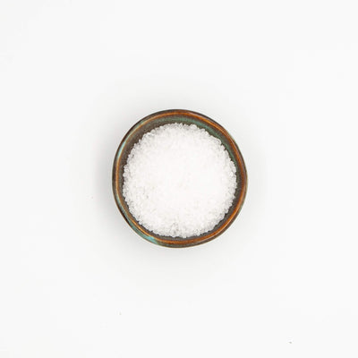 Bol de gros sel marin Épices Moralès vu du dessus, cristaux blancs pour cuissons en croûte et eaux de cuisson.