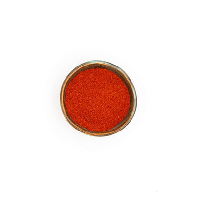 Bol de paprika doux Épices Moralès vu du dessus, poudre rouge vif pour riz, poulets rôtis et sauces.