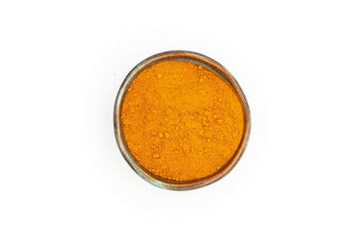 Curcuma en poudre dans un bol en céramique, vue de dessus