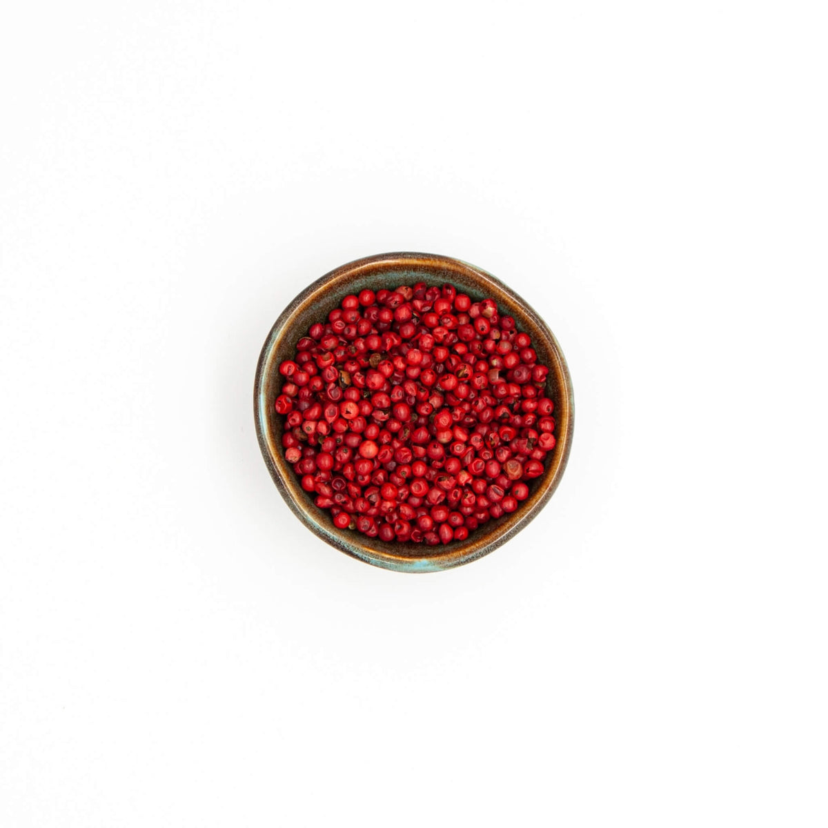 Bol de baies roses Épices Moralès vu du dessus, baies rose vif pour poissons et sauces crémeuses.