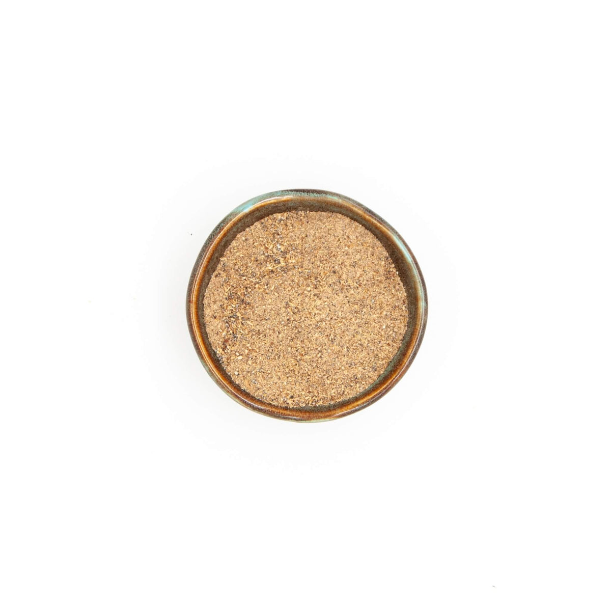 Bol de cardamome verte en poudre Épices Moralès vu du dessus, poudre beige parfumée pour pâtisserie et cafés.