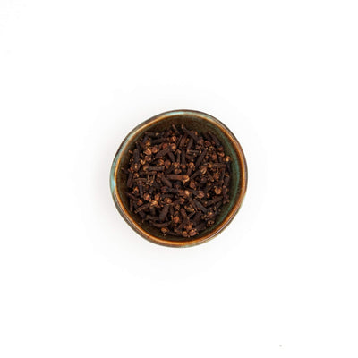 Bol de clous de girofle Épices Moralès vu du dessus, clous entiers bruns pour marinades, vin chaud et bouillons.