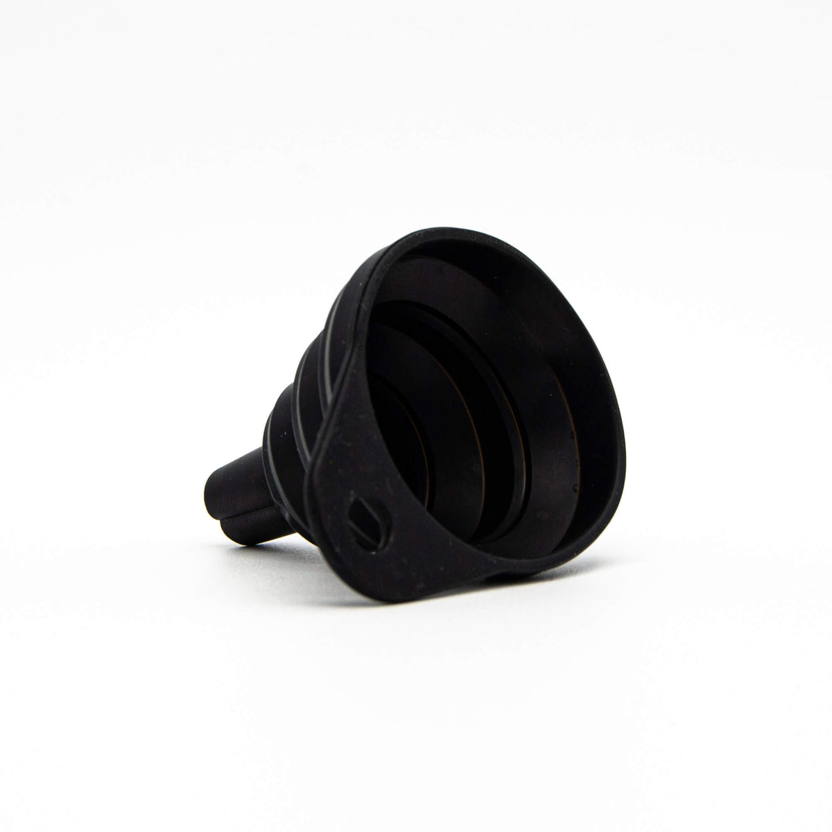 Entonnoir pliable Épices Moralès en silicone noir vu de trois quarts, pour remplir ses fioles sans renverser.