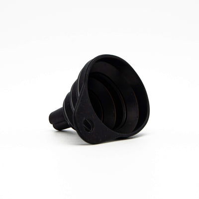 Entonnoir pliable Épices Moralès en silicone noir vu de trois quarts, pour remplir ses fioles sans renverser.
