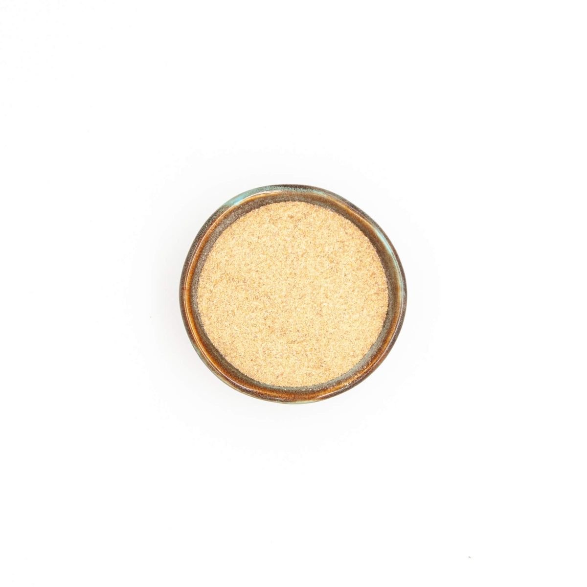 Bol de fenugrec en poudre Épices Moralès vu du dessus, poudre beige clair pour currys, dals et marinades.