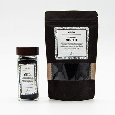 Fiole et recharge de graines de nigelle Épices Moralès, graines noires aromatiques idéales pour salades et pâtisseries.