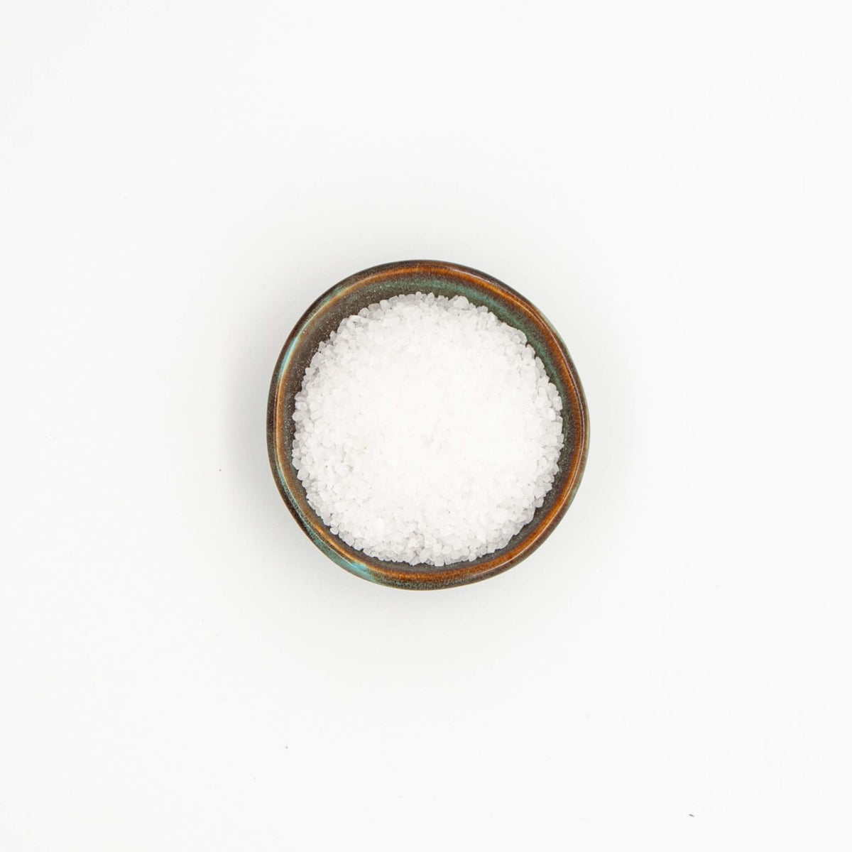 Bol de gros sel marin Épices Moralès vu du dessus, cristaux blancs pour cuissons en croûte et eaux de cuisson.