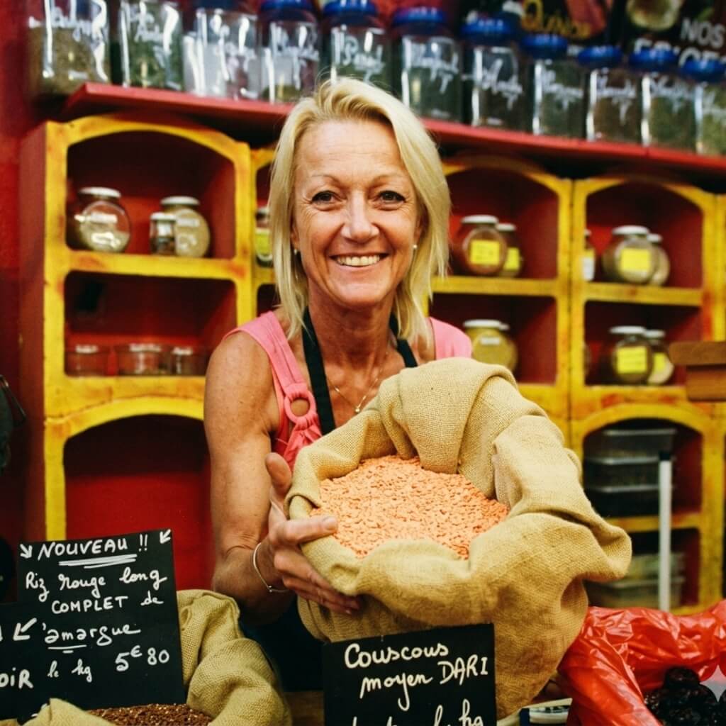La maman, diététicienne reconvertie épicière, dans son stand d'épices et aliments bruts aux Halles de Nîmes