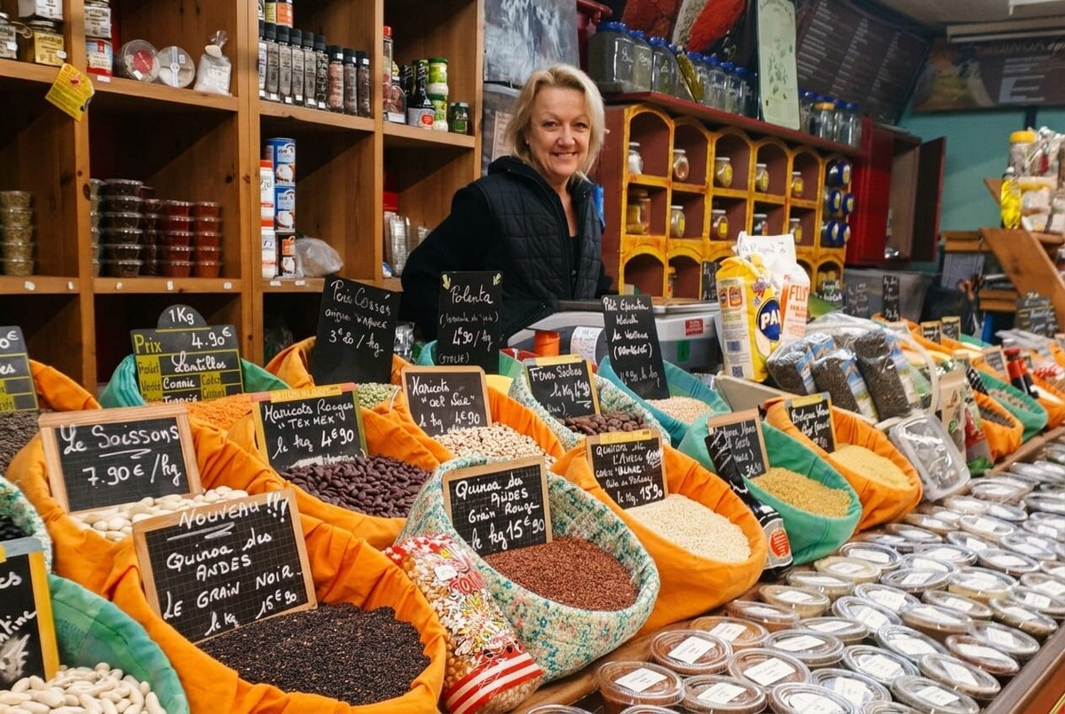 L'étal familial des Halles de Nîmes avec ses dizaines de variétés de légumineuses, céréales et épices en vrac — la source d'inspiration d'Épices Moralès.