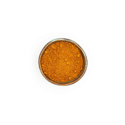 Bol de ras el hanout Épices Moralès vu du dessus, mélange doré pour tajines, couscous et légumes rôtis.