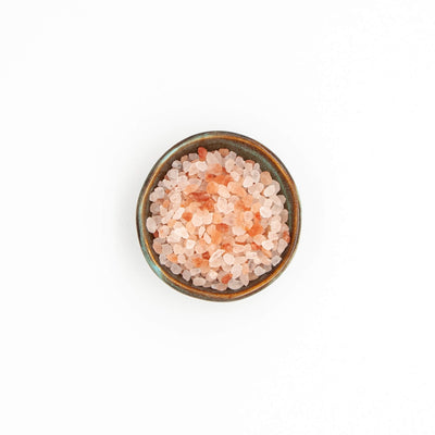 Bol de sel rose de l'Himalaya Épices Moralès vu du dessus, cristaux roses à moudre sur légumes et grillades.